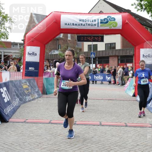 10.05.2026 - 8. Wedeler Halbmarathon Yannick Fuchs http://msf.ph/oto/9728539 10.05.2026 11:42:41 Ziel 106, 458, 581, 589, 2035 meine-sportfotos.de
