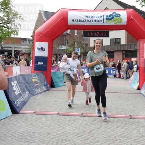 10.05.2026 - 8. Wedeler Halbmarathon Yannick Fuchs http://msf.ph/oto/9728560 10.05.2026 11:42:42 Ziel 106, 458, 581, 589, 2035 meine-sportfotos.de