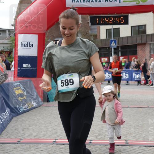 10.05.2026 - 8. Wedeler Halbmarathon Yannick Fuchs http://msf.ph/oto/9728580 10.05.2026 11:42:43 Ziel 106, 458, 581, 589, 2035 meine-sportfotos.de