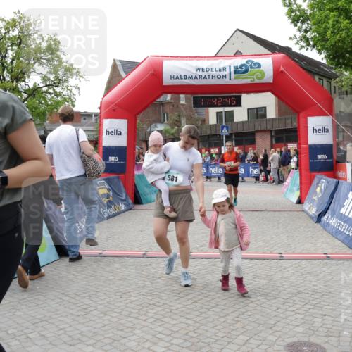 10.05.2026 - 8. Wedeler Halbmarathon Yannick Fuchs http://msf.ph/oto/9728589 10.05.2026 11:42:43 Ziel 106, 458, 581, 589, 2035 meine-sportfotos.de