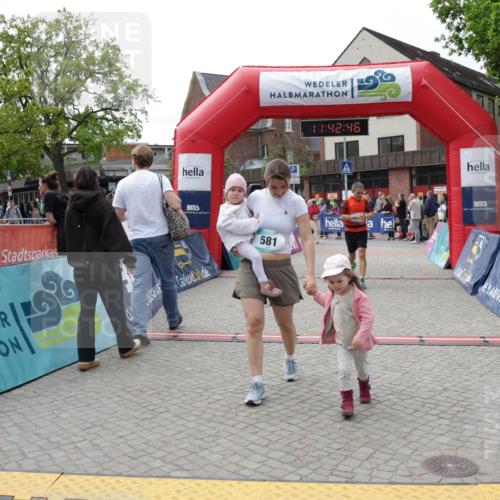 10.05.2026 - 8. Wedeler Halbmarathon Yannick Fuchs http://msf.ph/oto/9728599 10.05.2026 11:42:44 Ziel 106, 458, 581, 589, 2035 meine-sportfotos.de