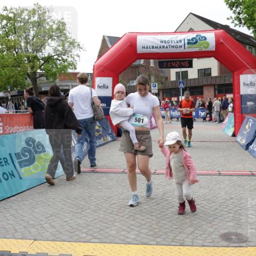 10.05.2026 - 8. Wedeler Halbmarathon Yannick Fuchs http://msf.ph/oto/9728605 10.05.2026 11:42:44 Ziel 106, 458, 581, 589, 2035 meine-sportfotos.de