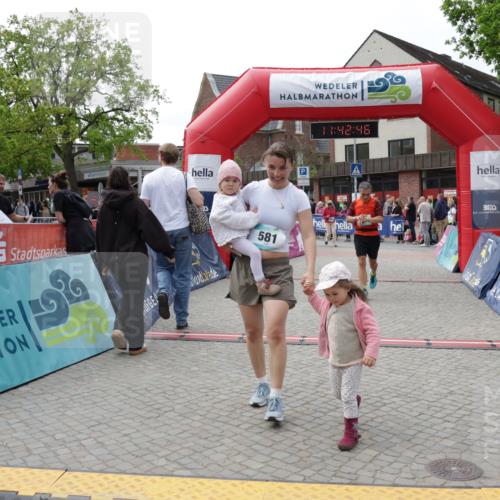 10.05.2026 - 8. Wedeler Halbmarathon Yannick Fuchs http://msf.ph/oto/9728609 10.05.2026 11:42:44 Ziel 106, 458, 581, 589, 2035 meine-sportfotos.de