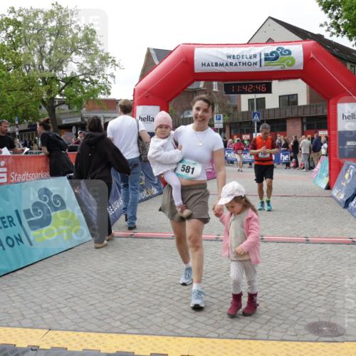 10.05.2026 - 8. Wedeler Halbmarathon Yannick Fuchs http://msf.ph/oto/9728614 10.05.2026 11:42:44 Ziel 106, 458, 581, 589, 2035 meine-sportfotos.de