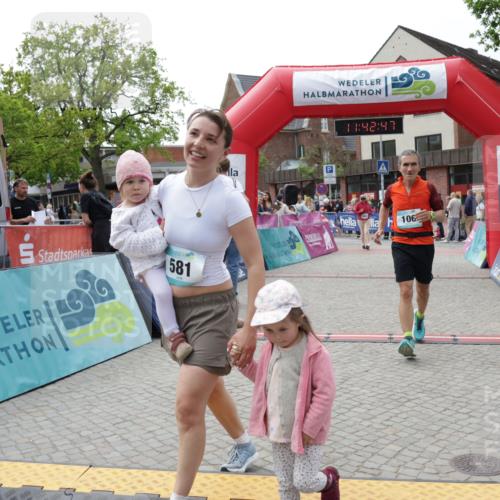 10.05.2026 - 8. Wedeler Halbmarathon Yannick Fuchs http://msf.ph/oto/9728643 10.05.2026 11:42:45 Ziel 106, 458, 581, 589, 2035, 2059 meine-sportfotos.de