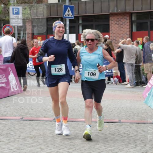 10.05.2026 - 8. Wedeler Halbmarathon Yannick Fuchs http://msf.ph/oto/9728849 10.05.2026 11:43:00 Ziel 109, 128, 649, 650, 849, 906 meine-sportfotos.de