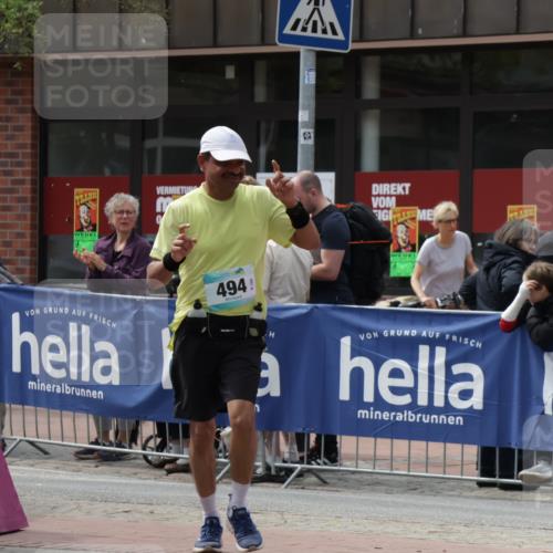 10.05.2026 - 8. Wedeler Halbmarathon Yannick Fuchs http://msf.ph/oto/9729012 10.05.2026 12:14:42 Ziel 494, 1009, 1021 meine-sportfotos.de