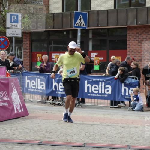 10.05.2026 - 8. Wedeler Halbmarathon Yannick Fuchs http://msf.ph/oto/9729021 10.05.2026 12:14:42 Ziel 494, 1009, 1021 meine-sportfotos.de