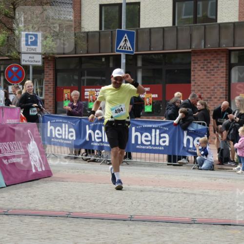 10.05.2026 - 8. Wedeler Halbmarathon Yannick Fuchs http://msf.ph/oto/9729026 10.05.2026 12:14:42 Ziel 494, 1009, 1021 meine-sportfotos.de
