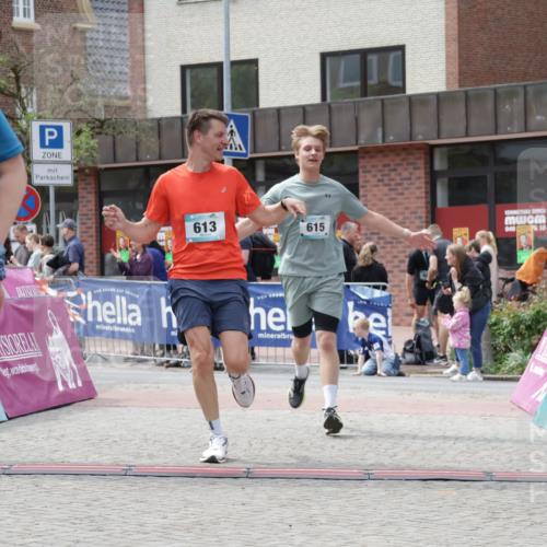 10.05.2026 - 8. Wedeler Halbmarathon Yannick Fuchs http://msf.ph/oto/9729270 10.05.2026 12:14:59 Ziel 27, 143, 613, 615 meine-sportfotos.de