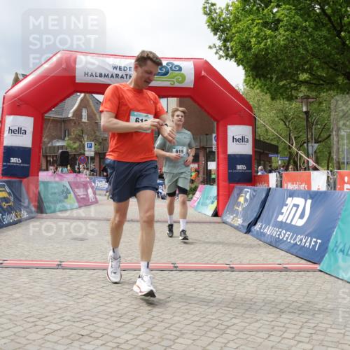 10.05.2026 - 8. Wedeler Halbmarathon Yannick Fuchs http://msf.ph/oto/9729325 10.05.2026 12:15:02 Ziel 143, 415, 613, 615 meine-sportfotos.de