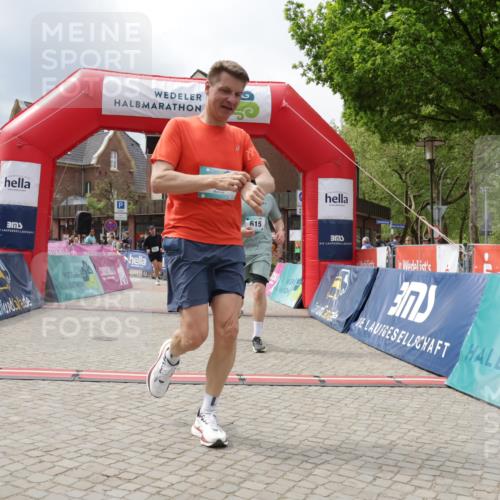10.05.2026 - 8. Wedeler Halbmarathon Yannick Fuchs http://msf.ph/oto/9729333 10.05.2026 12:15:02 Ziel 143, 415, 613, 615 meine-sportfotos.de