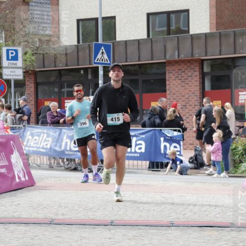 10.05.2026 - 8. Wedeler Halbmarathon Yannick Fuchs http://msf.ph/oto/9729337 10.05.2026 12:15:04 Ziel 396, 415, 613, 615 meine-sportfotos.de