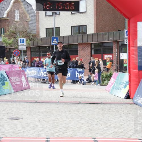 10.05.2026 - 8. Wedeler Halbmarathon Yannick Fuchs http://msf.ph/oto/9729347 10.05.2026 12:15:04 Ziel 396, 415, 613, 615 meine-sportfotos.de