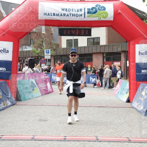 10.05.2026 - 8. Wedeler Halbmarathon Yannick Fuchs http://msf.ph/oto/9729350 10.05.2026 11:43:29 Ziel 400, 422, 646, 647, 648 meine-sportfotos.de