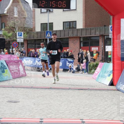 10.05.2026 - 8. Wedeler Halbmarathon Yannick Fuchs http://msf.ph/oto/9729351 10.05.2026 12:15:04 Ziel 396, 415, 613, 615 meine-sportfotos.de