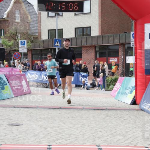 10.05.2026 - 8. Wedeler Halbmarathon Yannick Fuchs http://msf.ph/oto/9729355 10.05.2026 12:15:05 Ziel 396, 415, 613, 615 meine-sportfotos.de