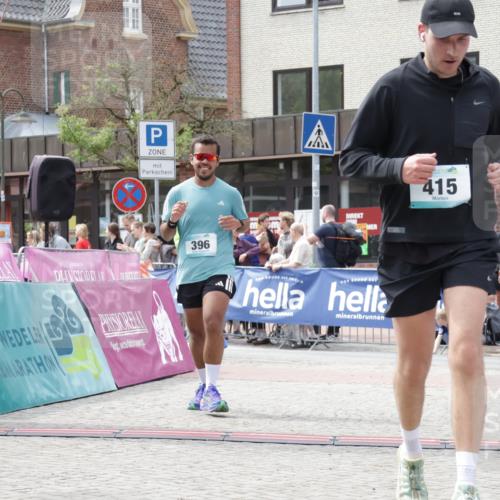 10.05.2026 - 8. Wedeler Halbmarathon Yannick Fuchs http://msf.ph/oto/9729371 10.05.2026 12:15:06 Ziel 396, 415, 613, 615 meine-sportfotos.de