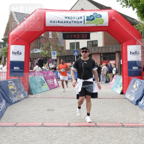 10.05.2026 - 8. Wedeler Halbmarathon Yannick Fuchs http://msf.ph/oto/9729376 10.05.2026 11:43:30 Ziel 400, 422 meine-sportfotos.de