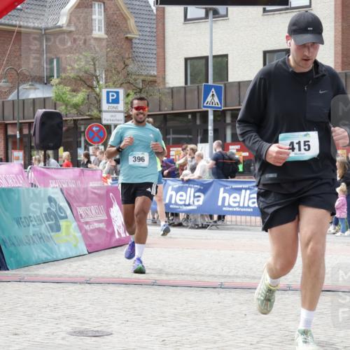 10.05.2026 - 8. Wedeler Halbmarathon Yannick Fuchs http://msf.ph/oto/9729377 10.05.2026 12:15:06 Ziel 396, 415, 613, 615 meine-sportfotos.de