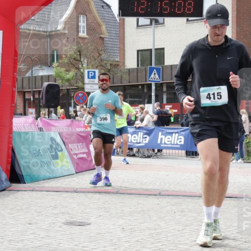 10.05.2026 - 8. Wedeler Halbmarathon Yannick Fuchs http://msf.ph/oto/9729379 10.05.2026 12:15:06 Ziel 396, 415, 613, 615 meine-sportfotos.de