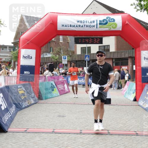 10.05.2026 - 8. Wedeler Halbmarathon Yannick Fuchs http://msf.ph/oto/9729380 10.05.2026 11:43:30 Ziel 400, 422 meine-sportfotos.de