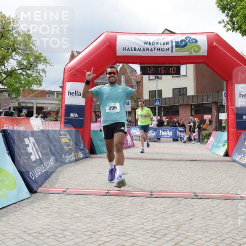 10.05.2026 - 8. Wedeler Halbmarathon Yannick Fuchs http://msf.ph/oto/9729403 10.05.2026 12:15:08 Ziel 396, 415 meine-sportfotos.de