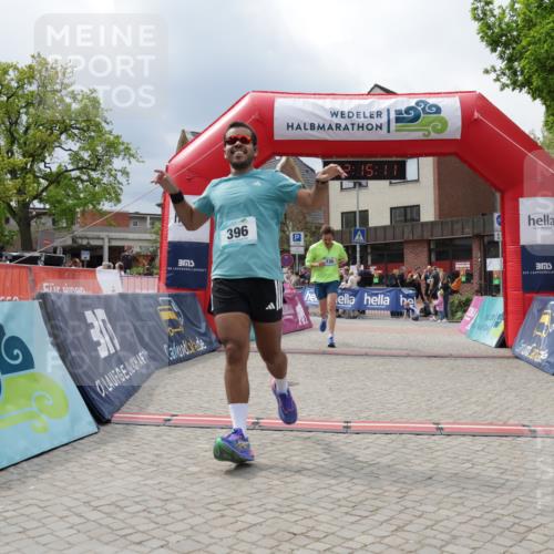 10.05.2026 - 8. Wedeler Halbmarathon Yannick Fuchs http://msf.ph/oto/9729409 10.05.2026 12:15:09 Ziel 396, 415 meine-sportfotos.de