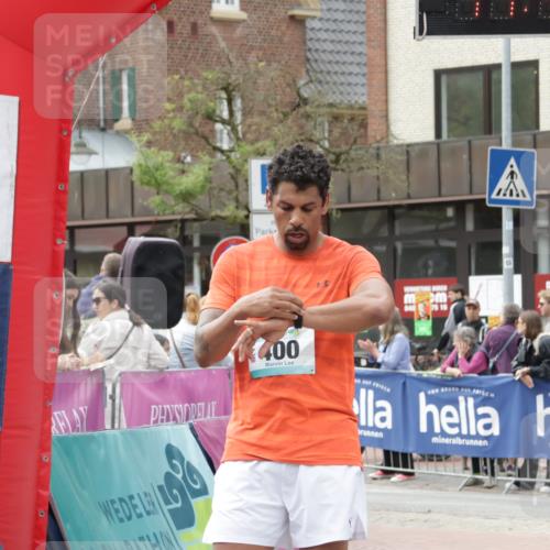 10.05.2026 - 8. Wedeler Halbmarathon Yannick Fuchs http://msf.ph/oto/9729415 10.05.2026 11:43:34 Ziel 400, 422 meine-sportfotos.de