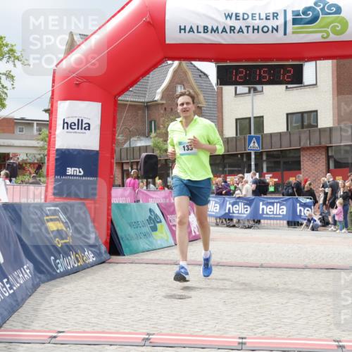 10.05.2026 - 8. Wedeler Halbmarathon Yannick Fuchs http://msf.ph/oto/9729432 10.05.2026 12:15:10 Ziel 396, 415 meine-sportfotos.de