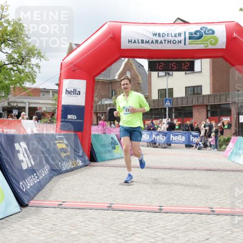 10.05.2026 - 8. Wedeler Halbmarathon Yannick Fuchs http://msf.ph/oto/9729437 10.05.2026 12:15:10 Ziel 396, 415 meine-sportfotos.de
