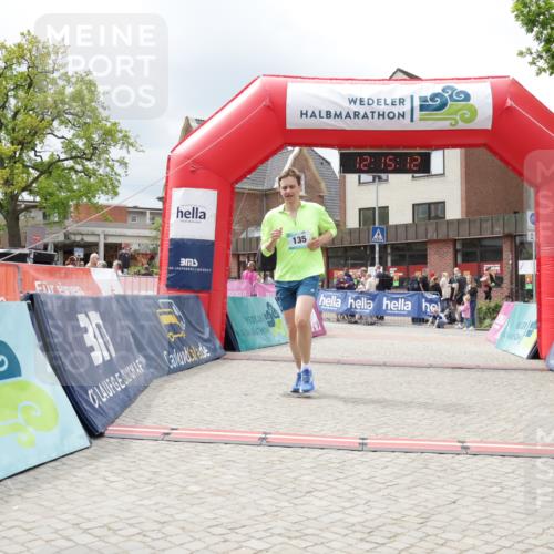10.05.2026 - 8. Wedeler Halbmarathon Yannick Fuchs http://msf.ph/oto/9729442 10.05.2026 12:15:10 Ziel 396, 415 meine-sportfotos.de
