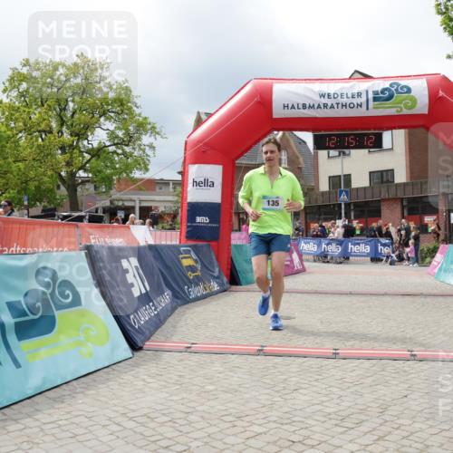 10.05.2026 - 8. Wedeler Halbmarathon Yannick Fuchs http://msf.ph/oto/9729453 10.05.2026 12:15:11 Ziel 396, 415 meine-sportfotos.de