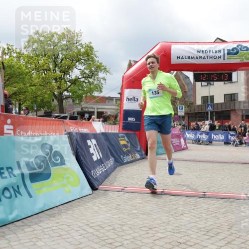 10.05.2026 - 8. Wedeler Halbmarathon Yannick Fuchs http://msf.ph/oto/9729462 10.05.2026 12:15:11 Ziel 396, 415 meine-sportfotos.de