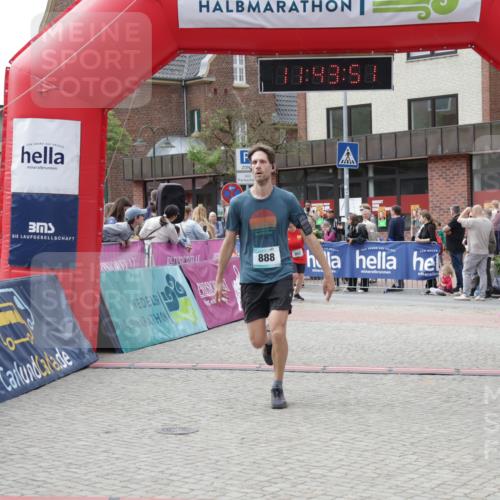 10.05.2026 - 8. Wedeler Halbmarathon Yannick Fuchs http://msf.ph/oto/9729629 10.05.2026 11:43:49 Ziel 952, 2149 meine-sportfotos.de