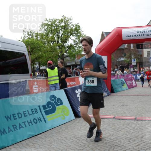 10.05.2026 - 8. Wedeler Halbmarathon Yannick Fuchs http://msf.ph/oto/9729679 10.05.2026 11:43:51 Ziel 952 meine-sportfotos.de