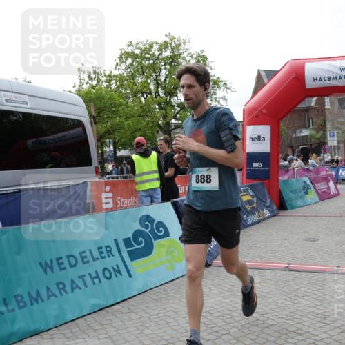 10.05.2026 - 8. Wedeler Halbmarathon Yannick Fuchs http://msf.ph/oto/9729683 10.05.2026 11:43:51 Ziel 952 meine-sportfotos.de