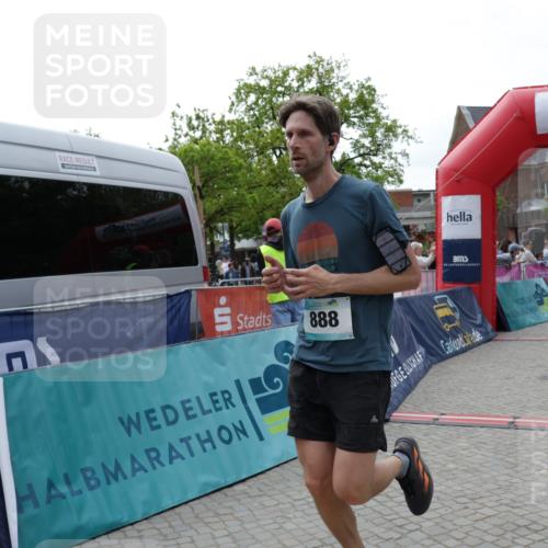 10.05.2026 - 8. Wedeler Halbmarathon Yannick Fuchs http://msf.ph/oto/9729687 10.05.2026 11:43:51 Ziel 952 meine-sportfotos.de
