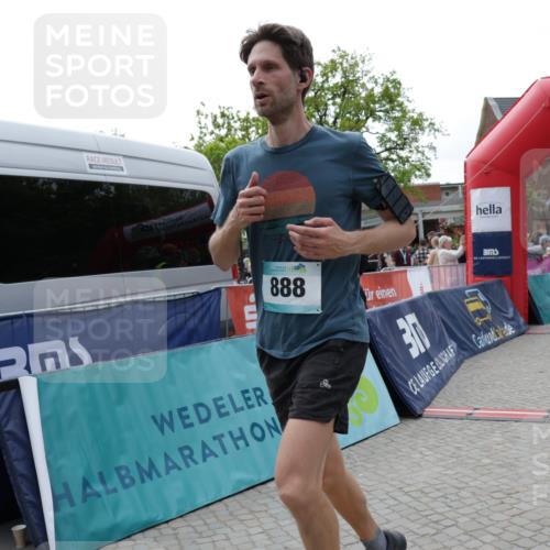 10.05.2026 - 8. Wedeler Halbmarathon Yannick Fuchs http://msf.ph/oto/9729692 10.05.2026 11:43:51 Ziel 952 meine-sportfotos.de