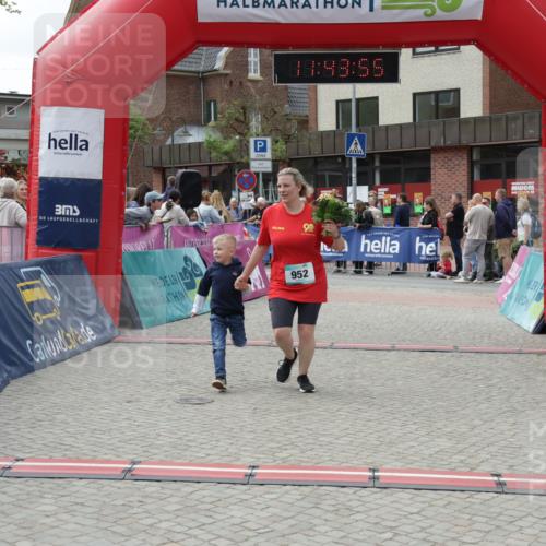 10.05.2026 - 8. Wedeler Halbmarathon Yannick Fuchs http://msf.ph/oto/9729733 10.05.2026 11:43:53 Ziel 952 meine-sportfotos.de