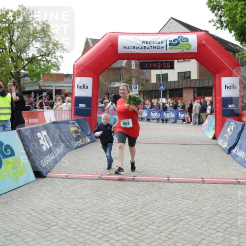 10.05.2026 - 8. Wedeler Halbmarathon Yannick Fuchs http://msf.ph/oto/9729758 10.05.2026 11:43:54 Ziel 952, 1007 meine-sportfotos.de