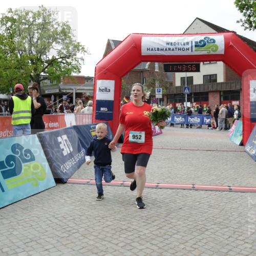 10.05.2026 - 8. Wedeler Halbmarathon Yannick Fuchs http://msf.ph/oto/9729773 10.05.2026 11:43:54 Ziel 952, 1007 meine-sportfotos.de