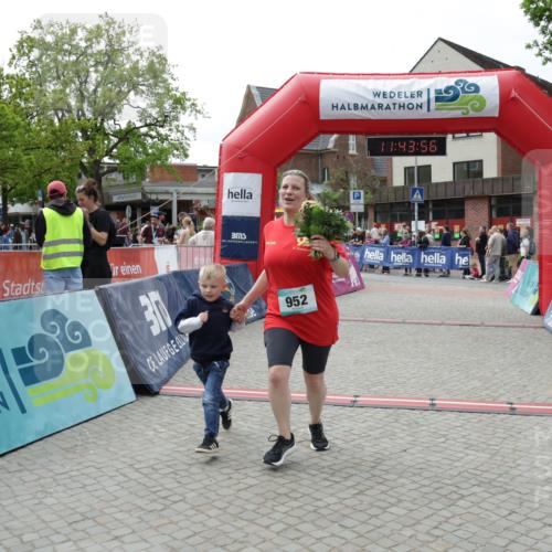 10.05.2026 - 8. Wedeler Halbmarathon Yannick Fuchs http://msf.ph/oto/9729778 10.05.2026 11:43:55 Ziel 952, 1007 meine-sportfotos.de