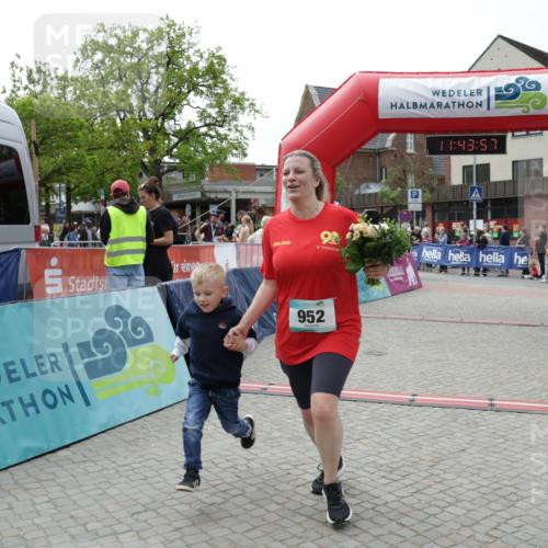 10.05.2026 - 8. Wedeler Halbmarathon Yannick Fuchs http://msf.ph/oto/9729785 10.05.2026 11:43:55 Ziel 952, 1007 meine-sportfotos.de