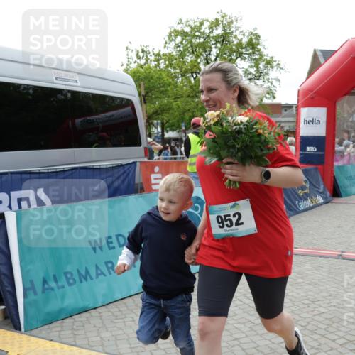 10.05.2026 - 8. Wedeler Halbmarathon Yannick Fuchs http://msf.ph/oto/9729799 10.05.2026 11:43:55 Ziel 952, 1007 meine-sportfotos.de