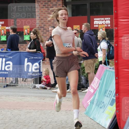 10.05.2026 - 8. Wedeler Halbmarathon Yannick Fuchs http://msf.ph/oto/9729803 10.05.2026 11:43:58 Ziel 921, 952, 1007, 2022 meine-sportfotos.de