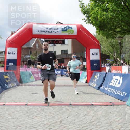 10.05.2026 - 8. Wedeler Halbmarathon Yannick Fuchs http://msf.ph/oto/9729874 10.05.2026 12:15:58 Ziel 125, 2028 meine-sportfotos.de