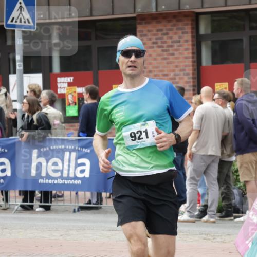 10.05.2026 - 8. Wedeler Halbmarathon Yannick Fuchs http://msf.ph/oto/9729879 10.05.2026 11:44:02 Ziel 921, 1007, 1016, 2022 meine-sportfotos.de