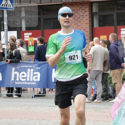 10.05.2026 - 8. Wedeler Halbmarathon Yannick Fuchs http://msf.ph/oto/9729886 10.05.2026 11:44:02 Ziel 921, 1007, 1016, 2022 meine-sportfotos.de