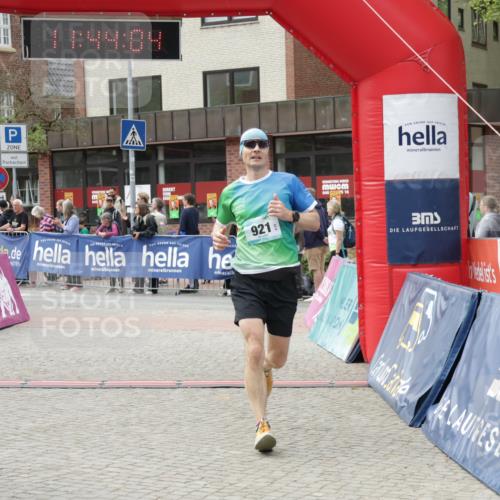 10.05.2026 - 8. Wedeler Halbmarathon Yannick Fuchs http://msf.ph/oto/9729902 10.05.2026 11:44:02 Ziel 921, 1007, 1016, 2022 meine-sportfotos.de
